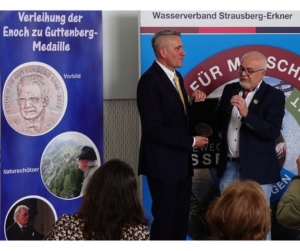 Bild (VLAB): Das Bild zeigt den Vorsitzenden des VLAB Johannes Bradtka bei der Verleihung der Enoch-zu-Guttenberg-Medaille an André Bähler (links).